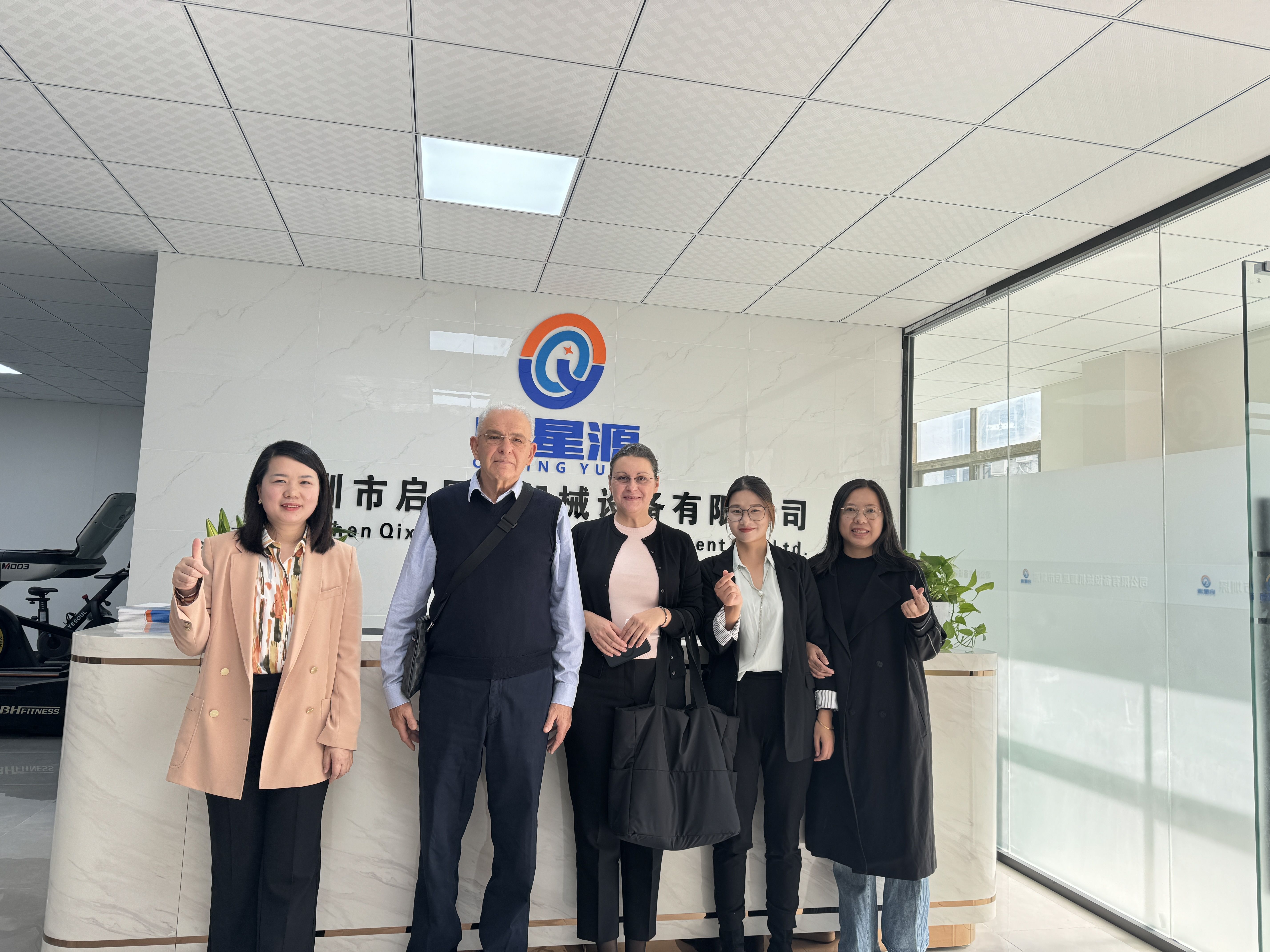 Bine ați venit cu căldură, Mr.Savo și Mrs.Arena pentru a vizita Shinzhen Qixingyuan Machinery Equipment Co., Ltd. din nou